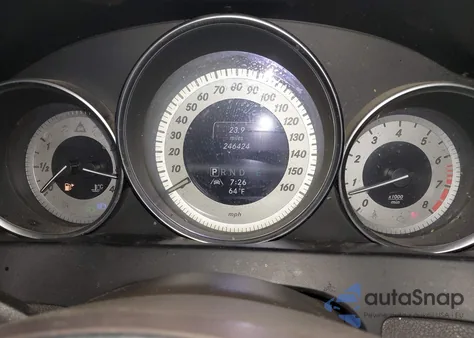 2013 Mercedes-Benz C 350 Sport z USA, uszkodzony, nr VIN WDDGF5HB8DA817352